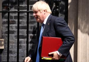 Boris Johnson, a su salida de Downing Street camino del Parlamento.