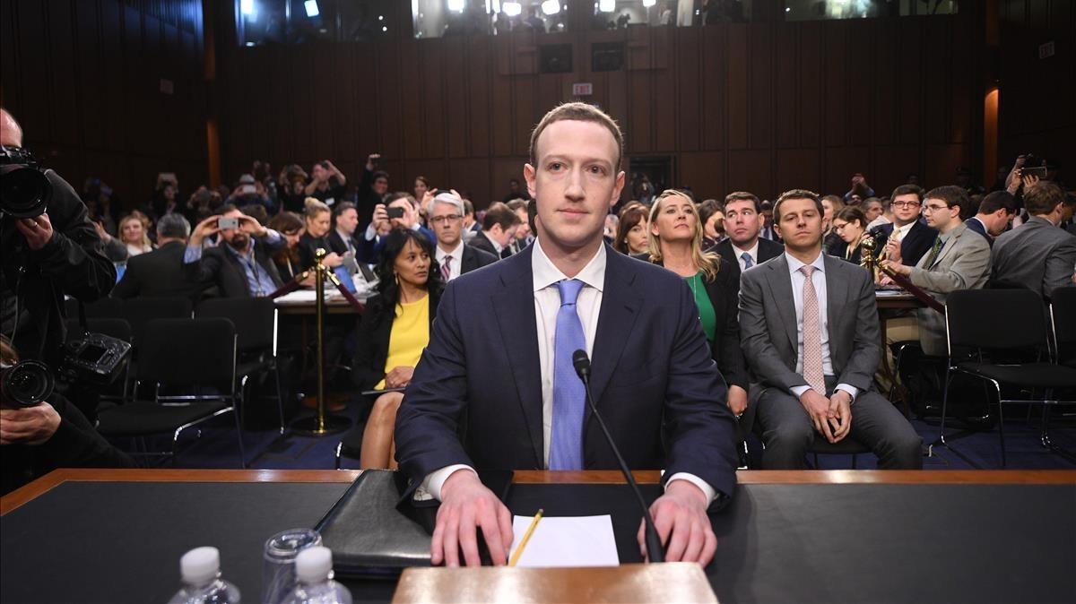 Zuckerberg, ante la comisión del Senado donde se apresta a testificar, en Washington, el 10 de abril.