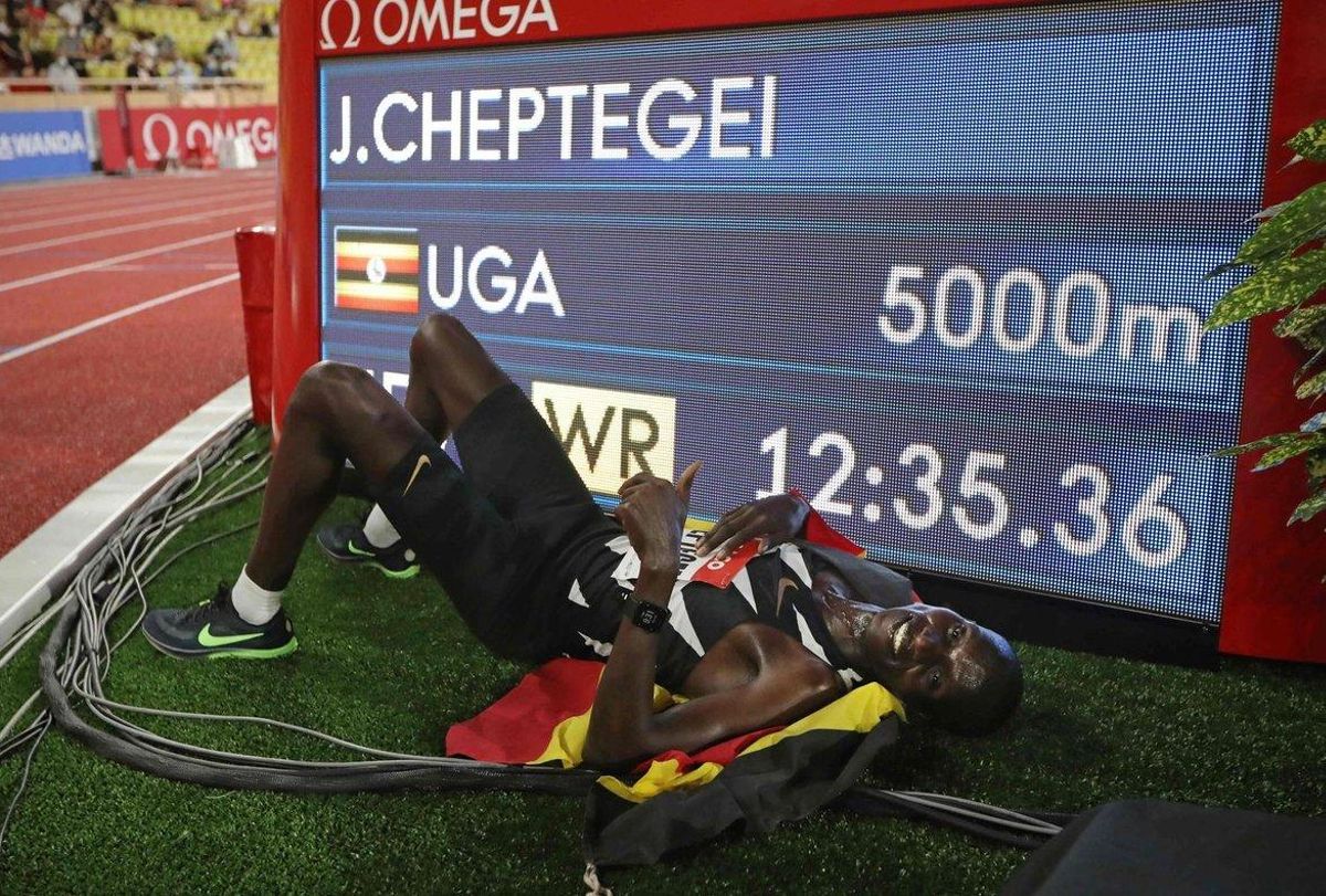 Cheptegei posa junto a su nueva plusmarca mundial en Mónaco. Cheptegei posa junto a su nueva plusmarca mundial en Mónaco.