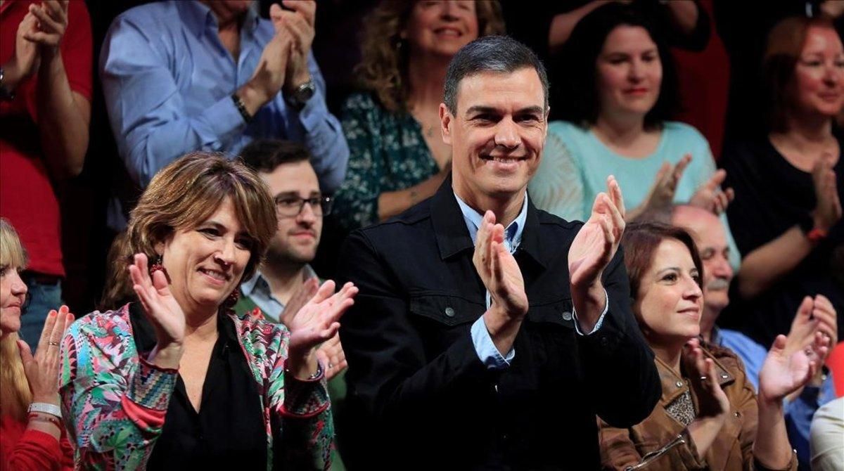 Pedro Sánchez, junto a la ministra de Justicia, Dolores Delgado, este sábado en un mitin en Madrid. Pedro Sánchez, junto a la ministra de Justicia, Dolores Delgado, este sábado en un mitin en Madrid.