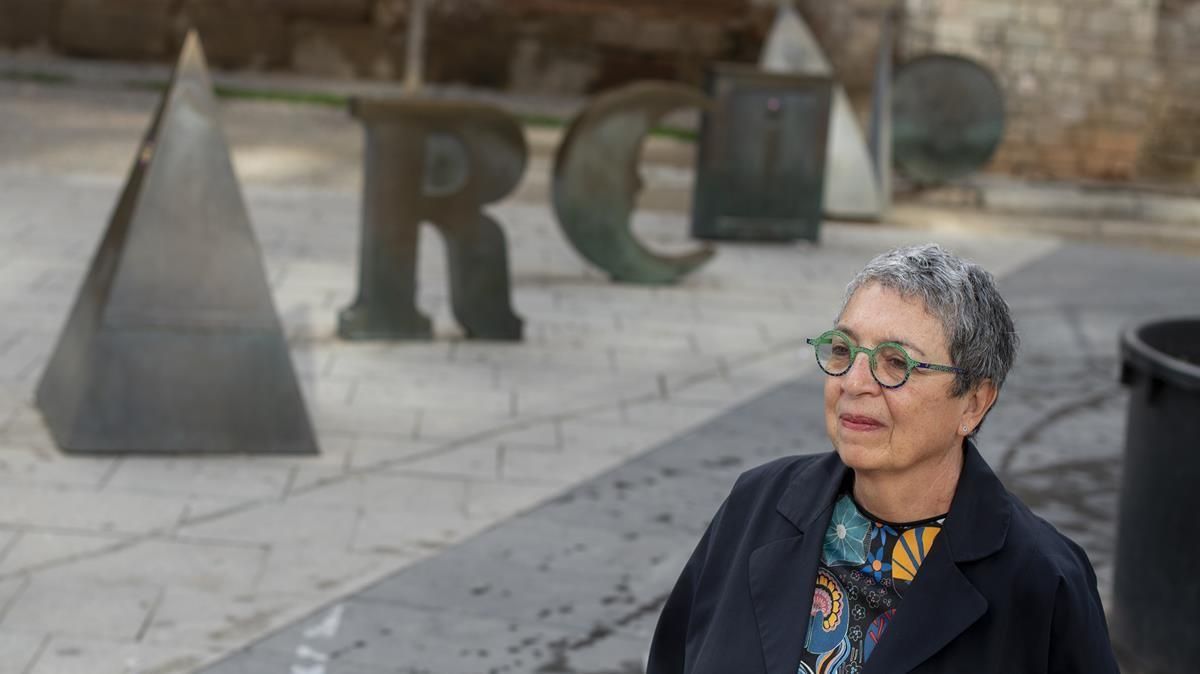 La decana del Col·legi d’Arquitectes de Catalunya, Assumpció Puig, este jueves en Barcelona junto la escultura ’Barcino’ de Joan Brossa. La decana del Col·legi d’Arquitectes de Catalunya, Assumpció Puig, este jueves en Barcelona junto la escultura ’Barcino’ de Joan Brossa.