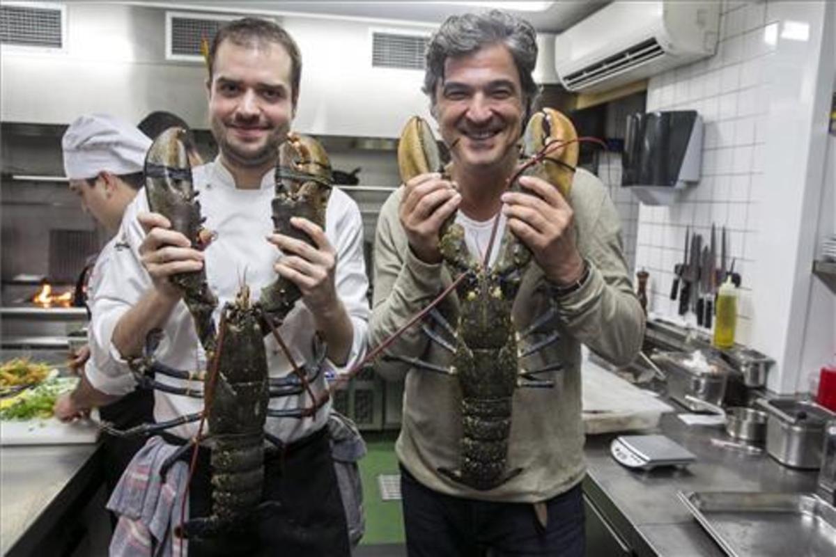 Toni Romero y Carles Abellan en las cocinas de Suculent con dos amigos. Fotos: Joan Puig