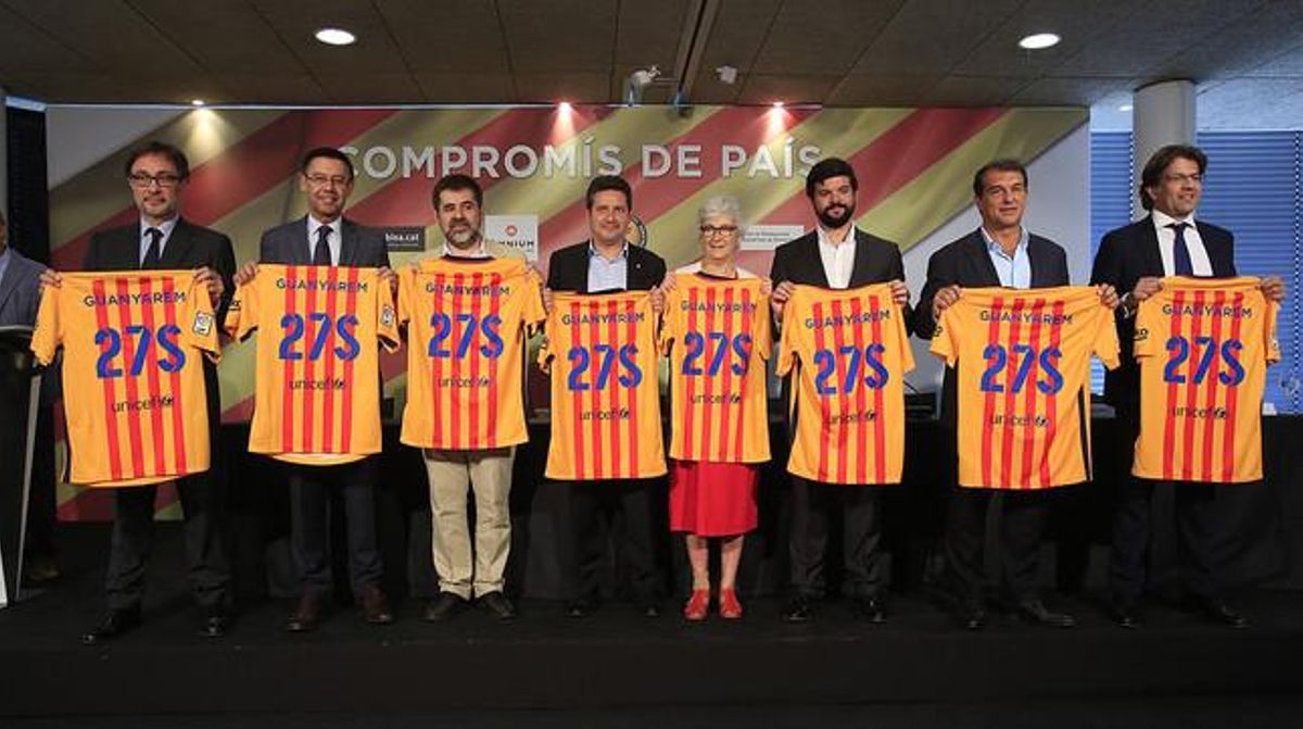 De izquierda a derecha, Agustí Benedito, Josep Maria Bartomeu, Jordi Sánchez (Assemblea Nacional Catalana), Xavier Vinyals (Plataforma Proseleccions Esportives Catalanes), Muriel Casals (Òmnium Cultural), Gerard Esteva (Unió de Federacions Esportives de Catalunya), Joan Laporta y Toni Freixa. De izquierda a derecha, Agustí Benedito, Josep Maria Bartomeu, Jordi Sánchez (Assemblea Nacional Catalana), Xavier Vinyals (Plataforma Proseleccions Esportives Catalanes), Muriel Casals (Òmnium Cultural), Gerard Esteva (Unió de Federacions Esportives de Catalunya), Joan Laporta y Toni Freixa.