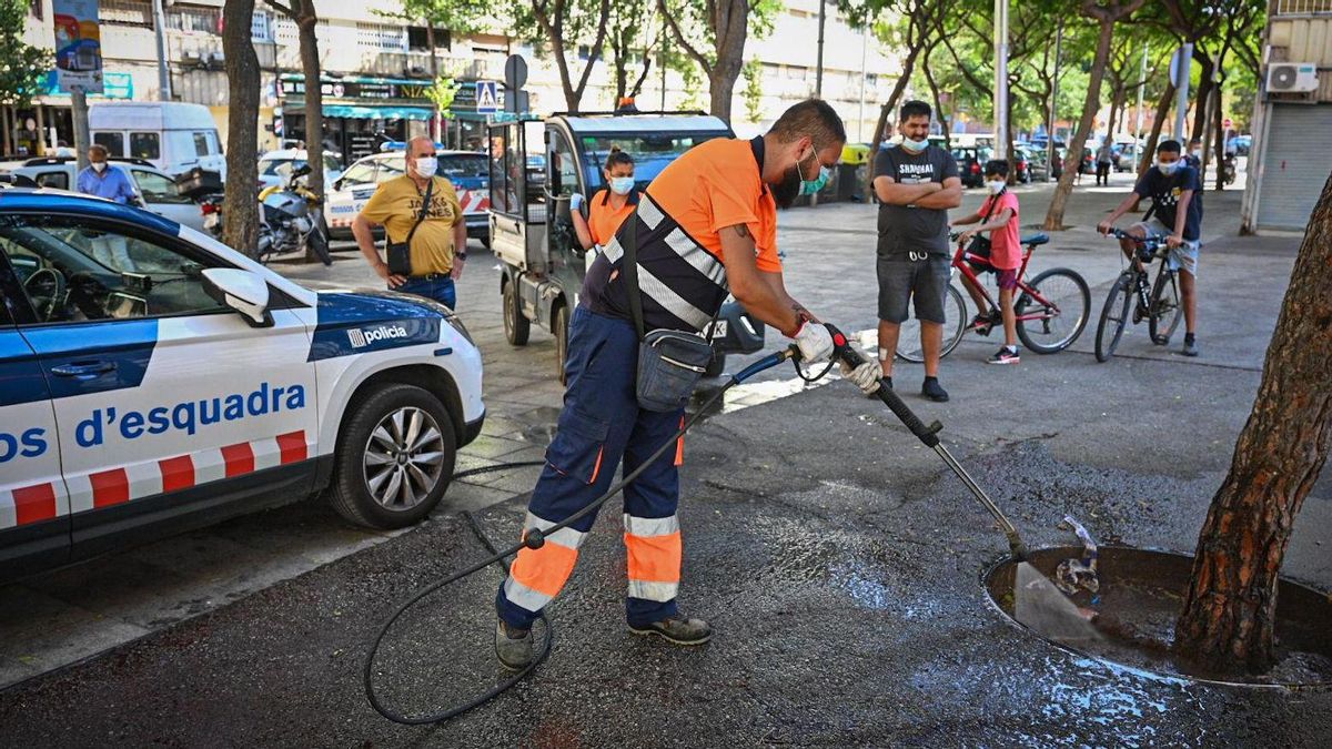 Una persona muere apuñalada durante una pelea en plena calle en la Mina de Barcelona Una persona muere apuñalada durante una pelea en plena calle en la Mina de Barcelona