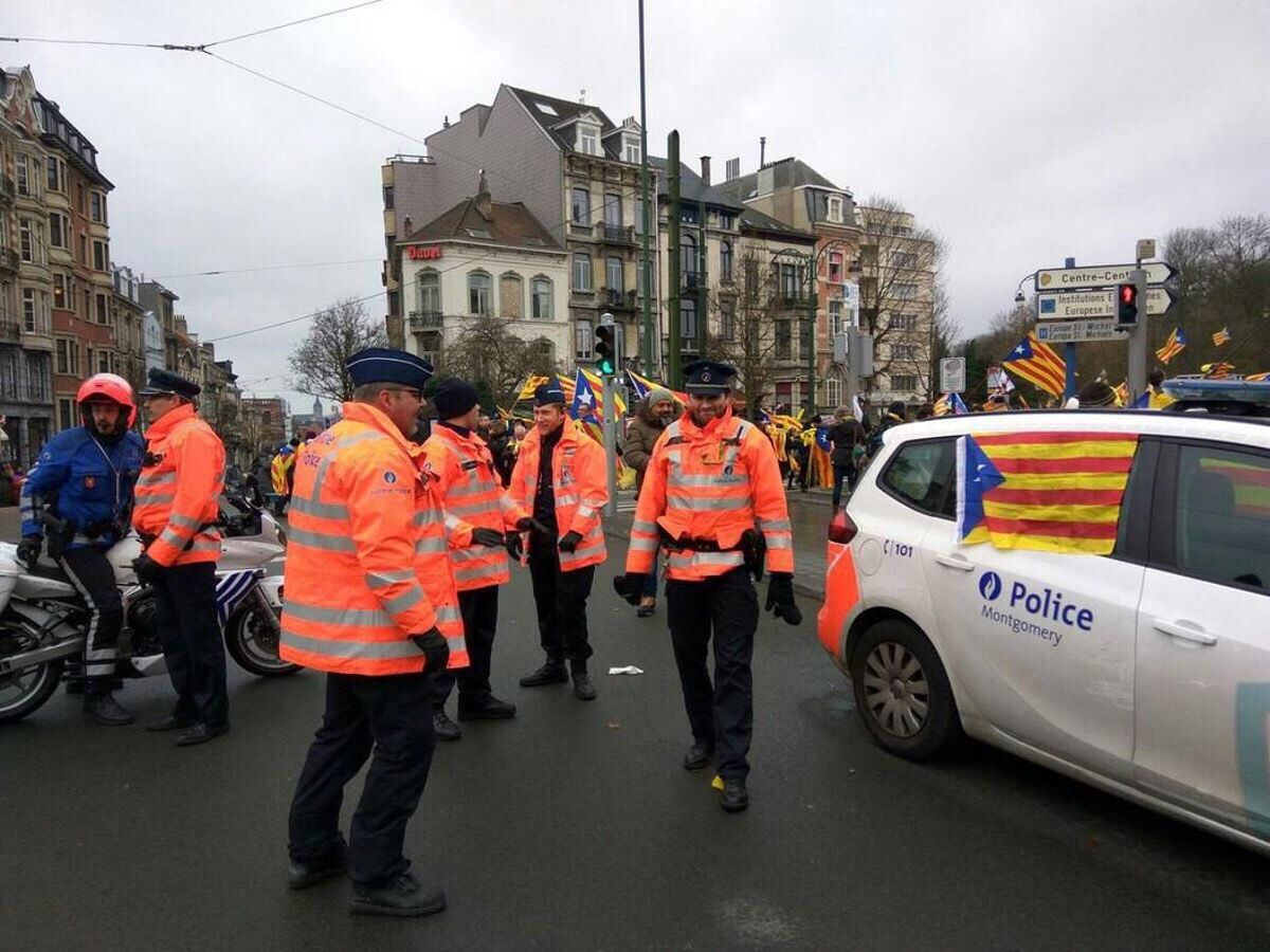 El PP denuncia que la policia belga va lluir estelades durant la manifestació El PP denuncia que la policia belga va lluir estelades durant la manifestació