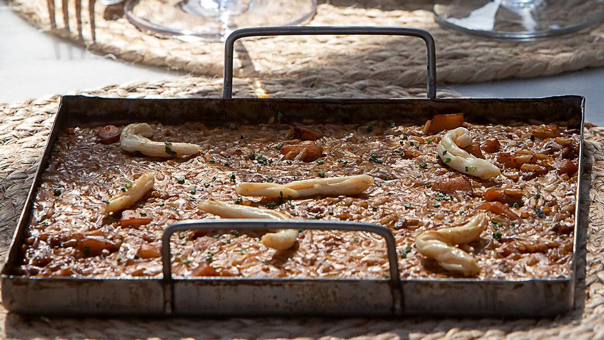 El arroz seco con ’espardenyes’ que el equipo de Ramon Freixa sirve en Mas de Torrent.