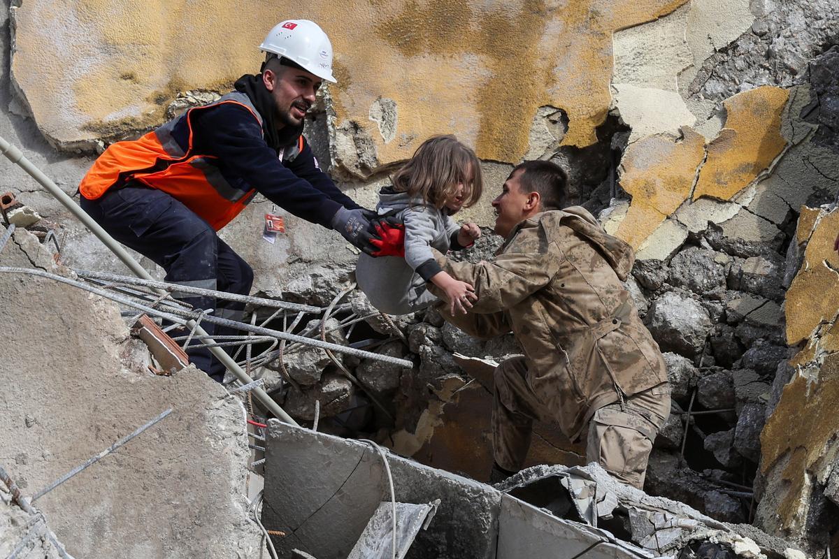 Los equipos de rescate salvan Muhammet Ruzgar, de cinco años, de los escombros de un edificio derrumbado por el terremoto en Hatay (Turquía) el 7 de febrero de 2023.