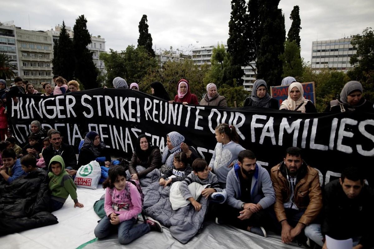 Refugiados sirios acampan delante del Parlamento griego para pedir la reunificación con sus familiares que residen en Alemania. Refugiados sirios acampan delante del Parlamento griego para pedir la reunificación con sus familiares que residen en Alemania.