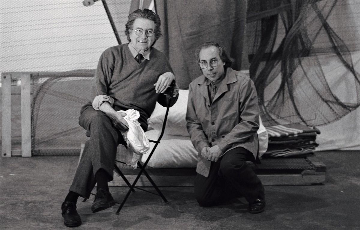 Antoni Tàpies y Pere Casanovas ante la obra ’Rinzen’ para la Bienal de Venecia, 1993. Antoni Tàpies y Pere Casanovas ante la obra ’Rinzen’ para la Bienal de Venecia, 1993.