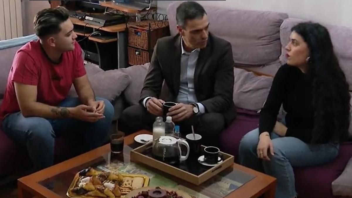 Sánchez se reúne en su domicilio de Parla con dos jóvenes que cobran el salario mínimo