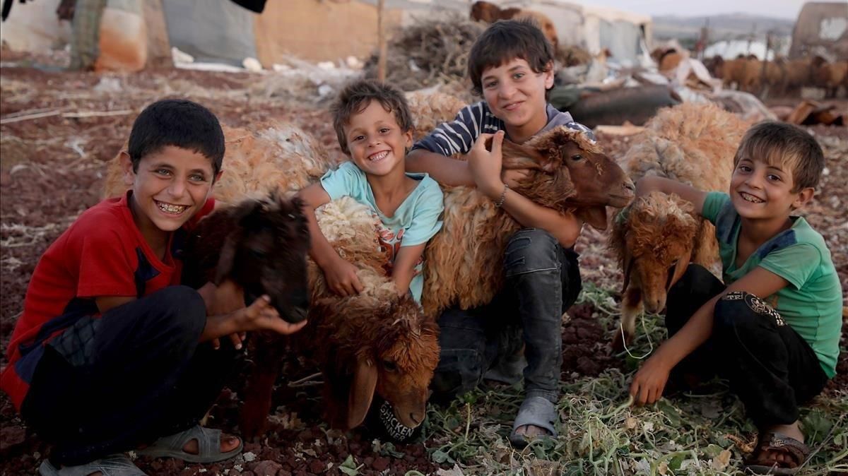 Niños sirios en un campo de refugiados en Idlib. Niños sirios en un campo de refugiados en Idlib.