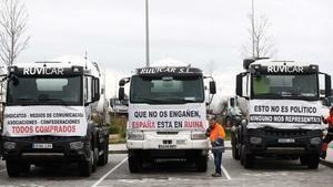 La huelga de transporte sigue imparable pese a las medidas de ayuda anunciadas. En la foto, camiones en el inicio de una marcha lenta en Madrid.