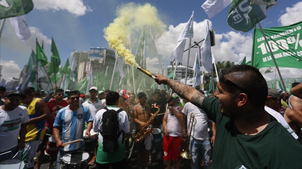 Miles de personas participan en la marcha por la Avenida 9 de julio, en Buenos Aires, el 21 de febrero. Miles de personas participan en la marcha por la Avenida 9 de julio, en Buenos Aires, el 21 de febrero.