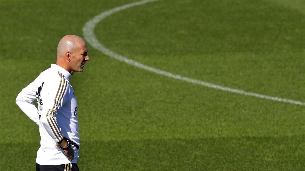 Zidane, en el entrenamiento de este martes en Valdebebas. Zidane, en el entrenamiento de este martes en Valdebebas.