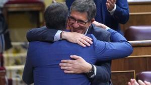 El presidente del Gobierno, Pedro Sánchez, abraza al exlendakari Patxi López, miembro de su ejecutiva, en la segunda jornada del debate sobre el estado de la nación, el pasado 13 de julio de 2022 en el Congreso.