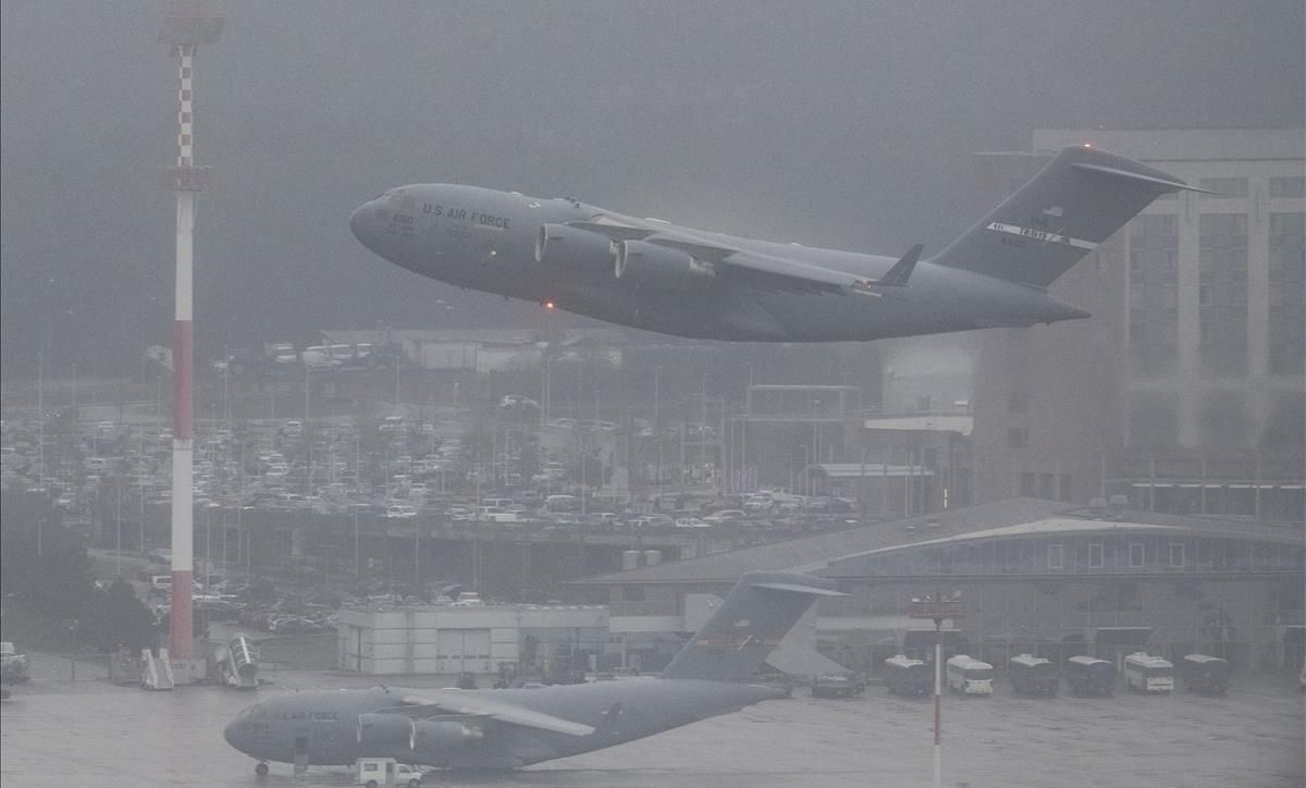 Un avión militar estadounidense despega de la base aérea de Ramstein, en Alemania, durante un día de niebla. Un avión militar estadounidense despega de la base aérea de Ramstein, en Alemania, durante un día de niebla.