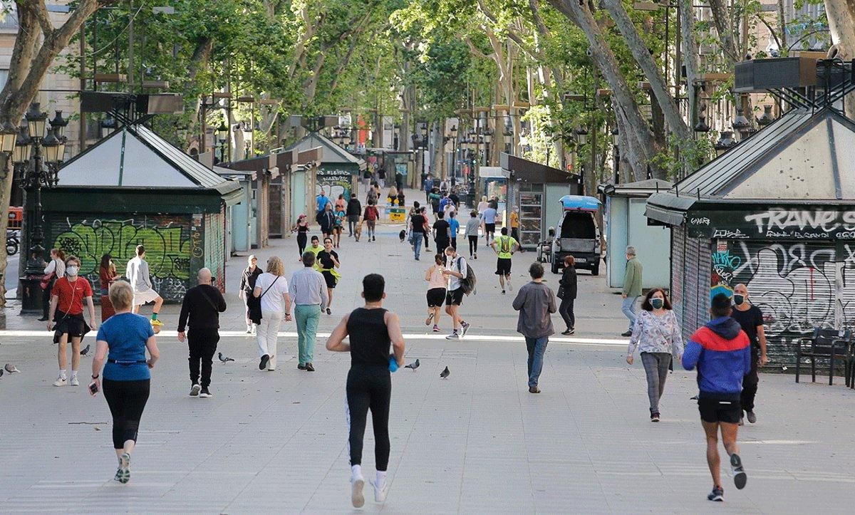 Paseantes y deportistas toman la Rambla de Barcelona, este sábado, 2 de mayo, primer día de permiso durante el estado de alarma. Paseantes y deportistas toman la Rambla de Barcelona, este sábado, 2 de mayo, primer día de permiso durante el estado de alarma.