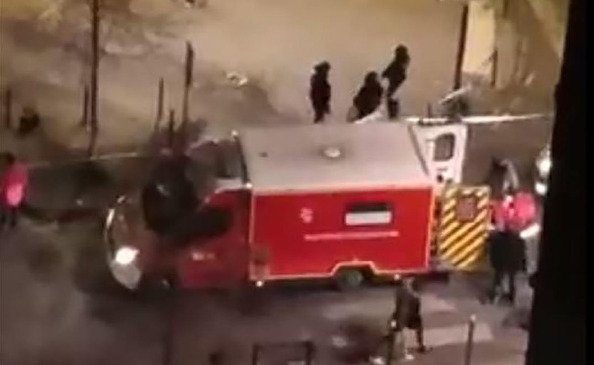 Evacuación en ambulancia de una de las víctimas del tiroteo de Burdeos. Evacuación en ambulancia de una de las víctimas del tiroteo de Burdeos.