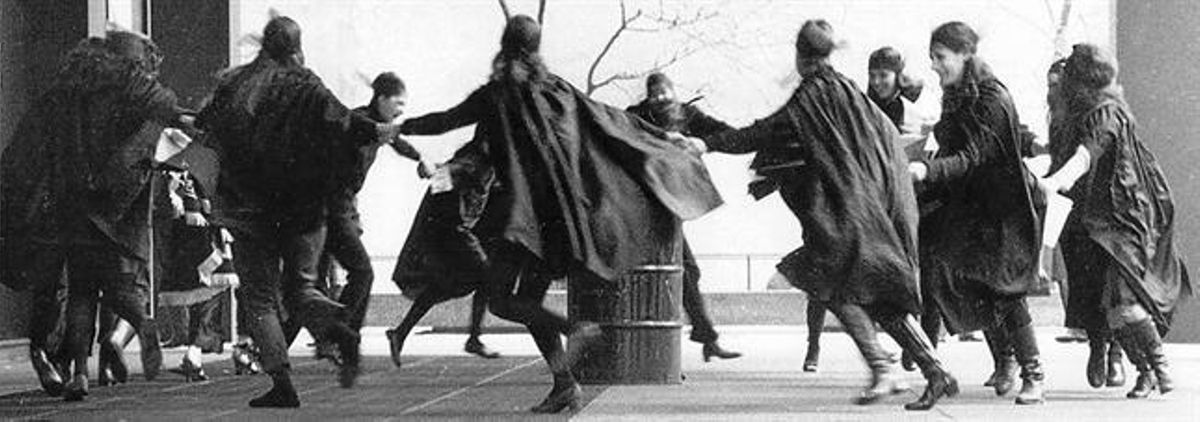 Un grupo de brujas, en pleno ’sabbath’ revolucionario en Chicago, en 1968. Un grupo de brujas, en pleno ’sabbath’ revolucionario en Chicago, en 1968.