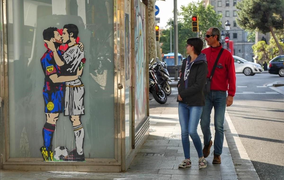 Una pareja pasa junto a ’El amor es ciego’, título de la obra de Tvboy. Una pareja pasa junto a ’El amor es ciego’, título de la obra de Tvboy.