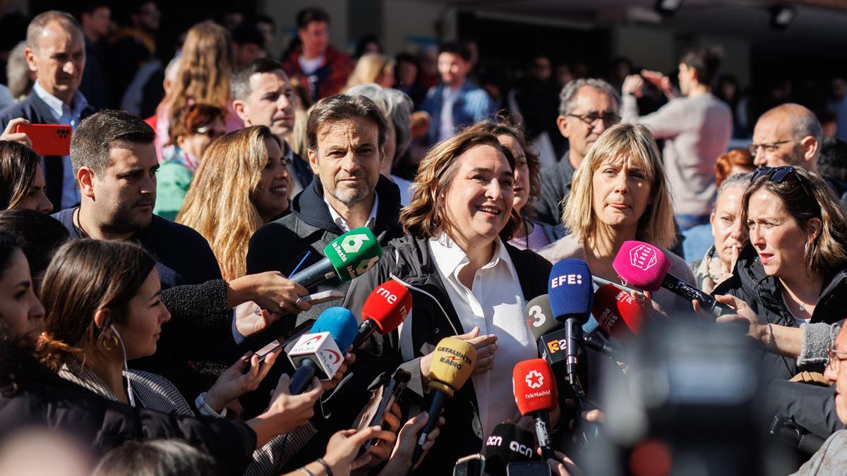La alcaldesa de Barcelona, Ada Colau, con el presidente del grupo parlamentario de Unidas Podemos, Jaume Asens, y la líder de los Comuns en el Parlament, Jéssica Albiach.