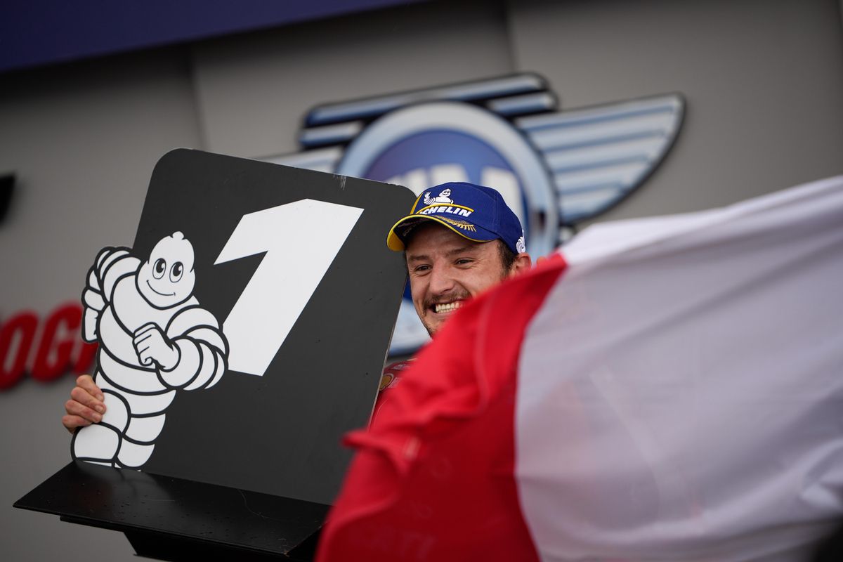 Jack Miller (Ducati) disfruta su victoria en Le Mans. Jack Miller (Ducati) disfruta su victoria en Le Mans.