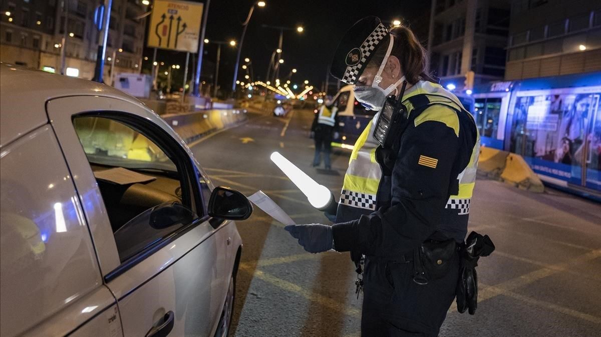 Una agente de la Guardia Urbana, durante un control policial en las primeras semanas de la pandemia. Una agente de la Guardia Urbana, durante un control policial en las primeras semanas de la pandemia.