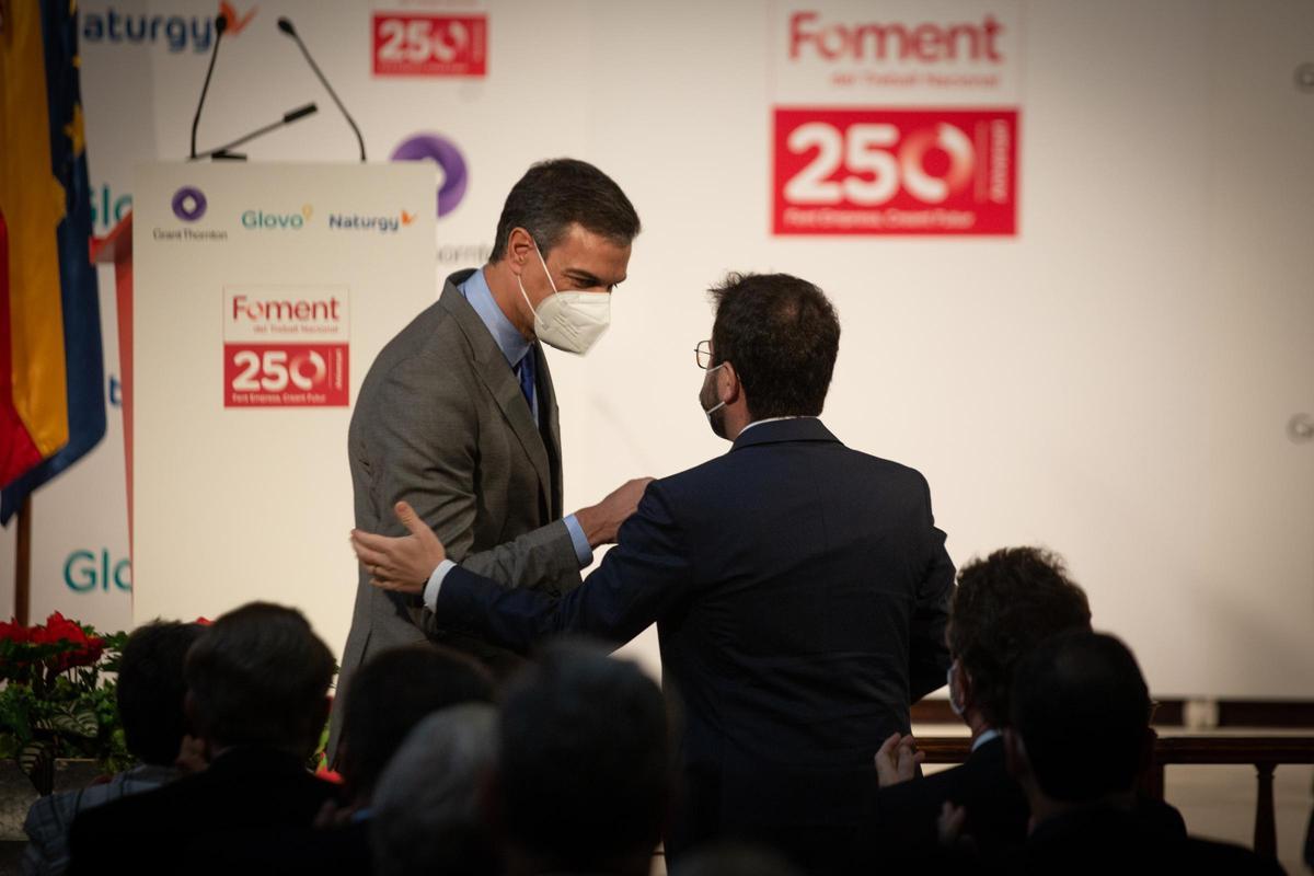 El presidente del Gobierno, Pedro Sánchez, saluda al ’president’ de la Generalitat, Pere Aragonès, en el acto por el 250º aniversario de la patronal Foment del Treball, este 7 de junio en Barcelona. El presidente del Gobierno, Pedro Sánchez, saluda al ’president’ de la Generalitat, Pere Aragonès, en el acto por el 250º aniversario de la patronal Foment del Treball, este 7 de junio en Barcelona.