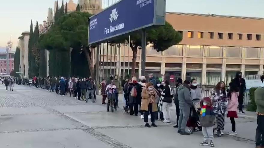 Long queues to get vaccinated without an appointment at the Fira de Barcelona