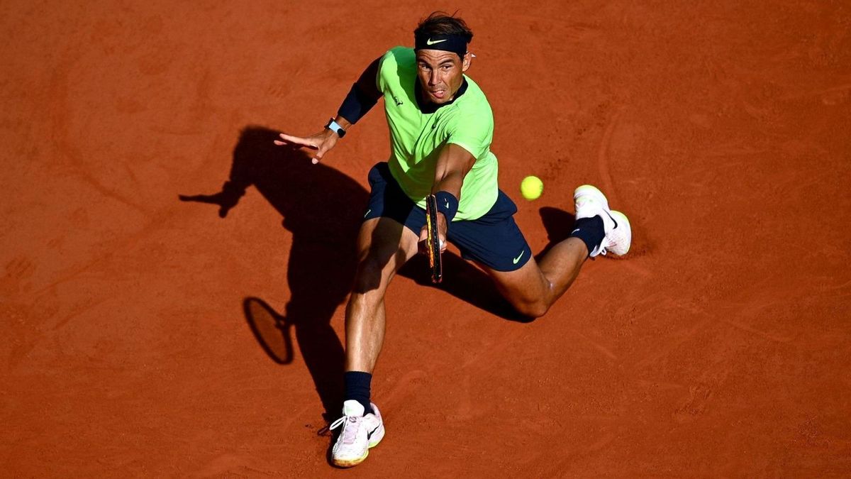Nadal devuelve un revés ante Sinner. Nadal devuelve un revés ante Sinner.