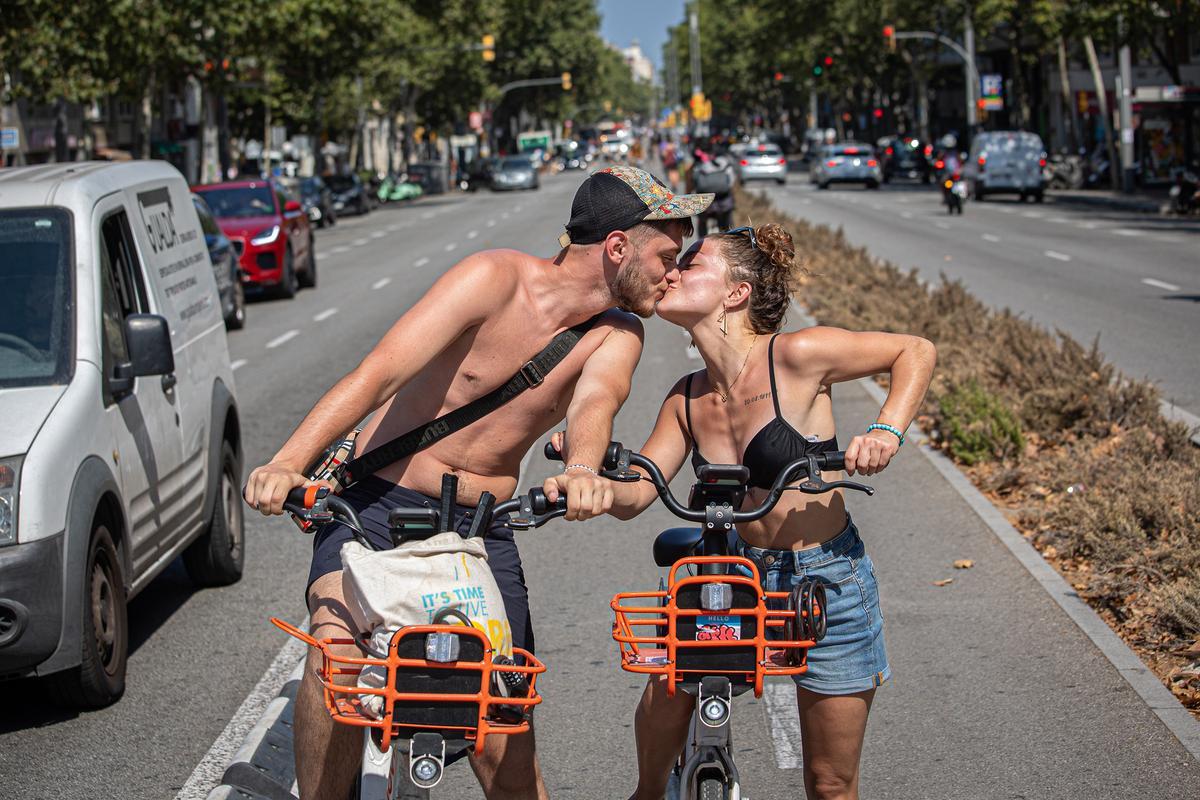 Dos ciclistas se besan en el carril bici de Paral·lel, el pasado verano