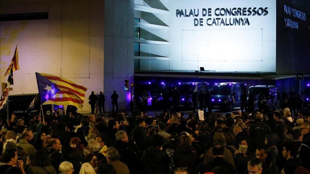 Centenares de personas protestaron anoche en la avenida Diagonal, ante el Palau de Congressos, por la visita del Rey a Barcelona Centenares de personas protestaron anoche en la avenida Diagonal, ante el Palau de Congressos, por la visita del Rey a Barcelona