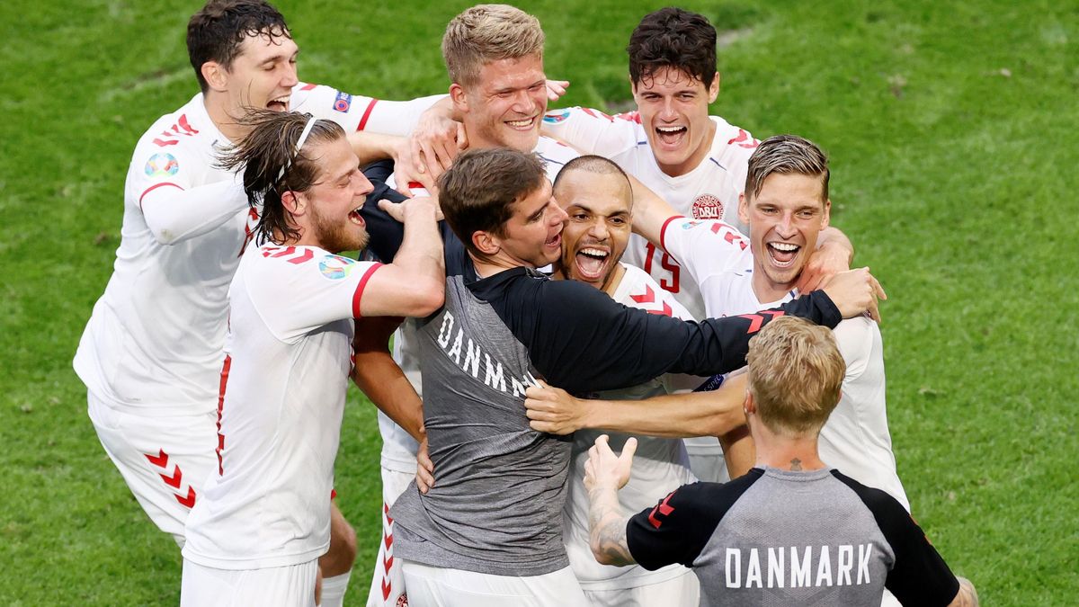 Los daneses celebran el pase a cuartos con Braithwaite entre ellos. Los daneses celebran el pase a cuartos con Braithwaite entre ellos.