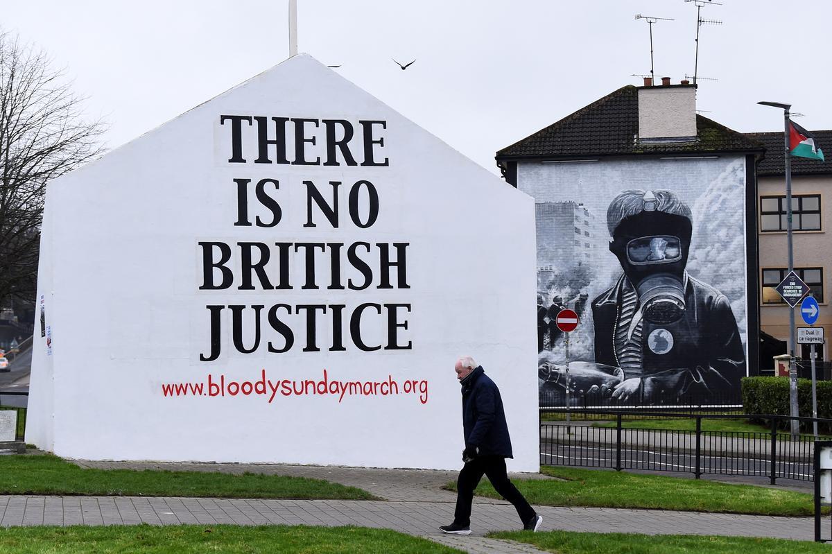Mural en Derry con la leyenda No hay justicia británica pintado con motivo del 50º aniversario del ’Bloody Sunday’.