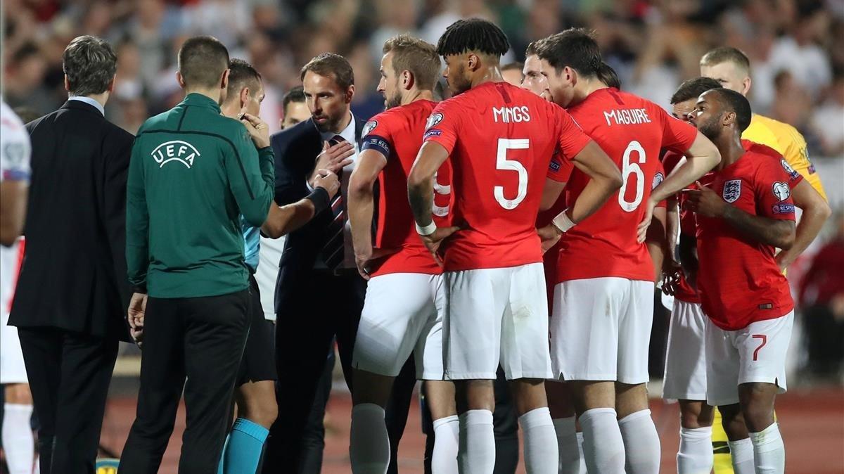 Los jugadores ingleses y el seleccionador Gareth Southgate comentan al árbitro los insultos racistas en Sofía.