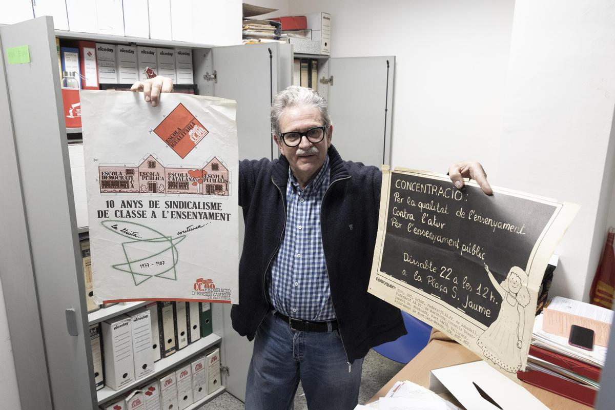 Lluís Filella, maestro jubilado e histórico sindicalista, en el archivo de la lucha por la enseñanza pública que está montando en la sede de CCOO.
