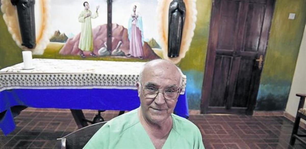 El religioso Manuel García Viejo meses atrás, en el Hospital de San Juan de Dios, de Lunsar, en Sierra Leona, donde ejercía.