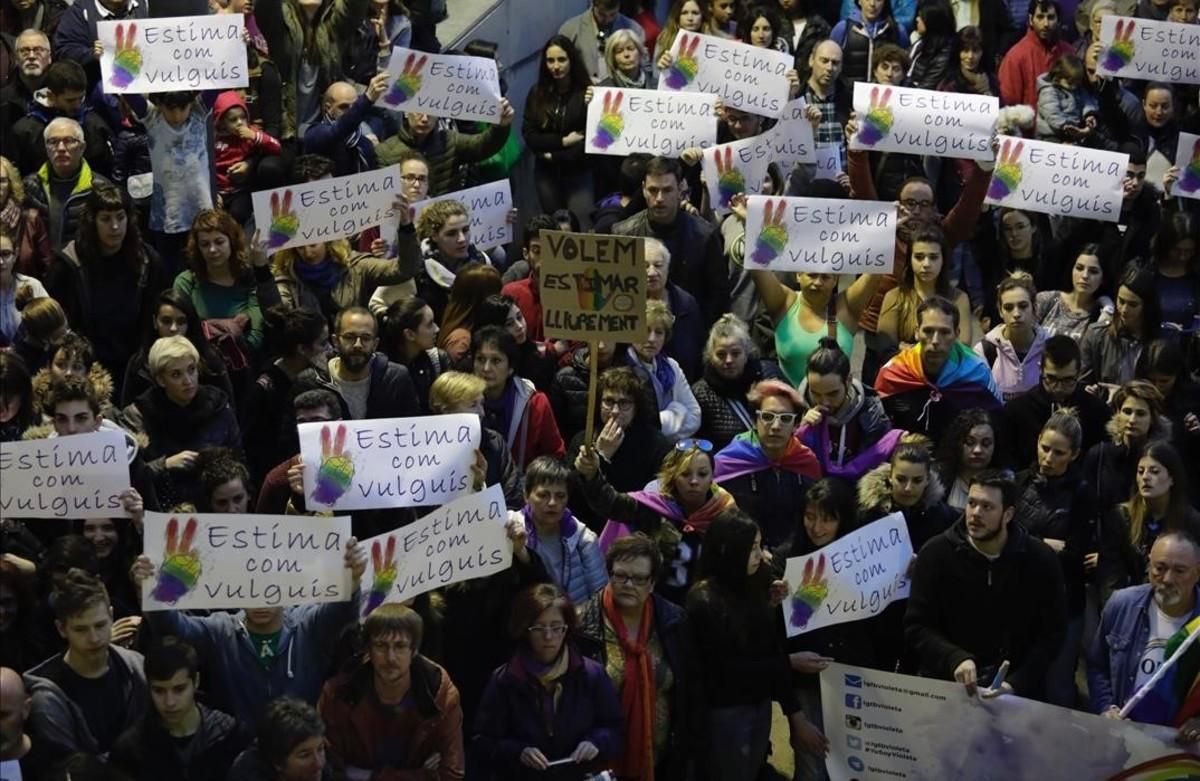La plaza de Sant Pere de Berga, durante el acto de rechazo a la agresión homófoba que sufrieron dos jóvenes homosexuales en una discoteca de la localidad. La plaza de Sant Pere de Berga, durante el acto de rechazo a la agresión homófoba que sufrieron dos jóvenes homosexuales en una discoteca de la localidad.