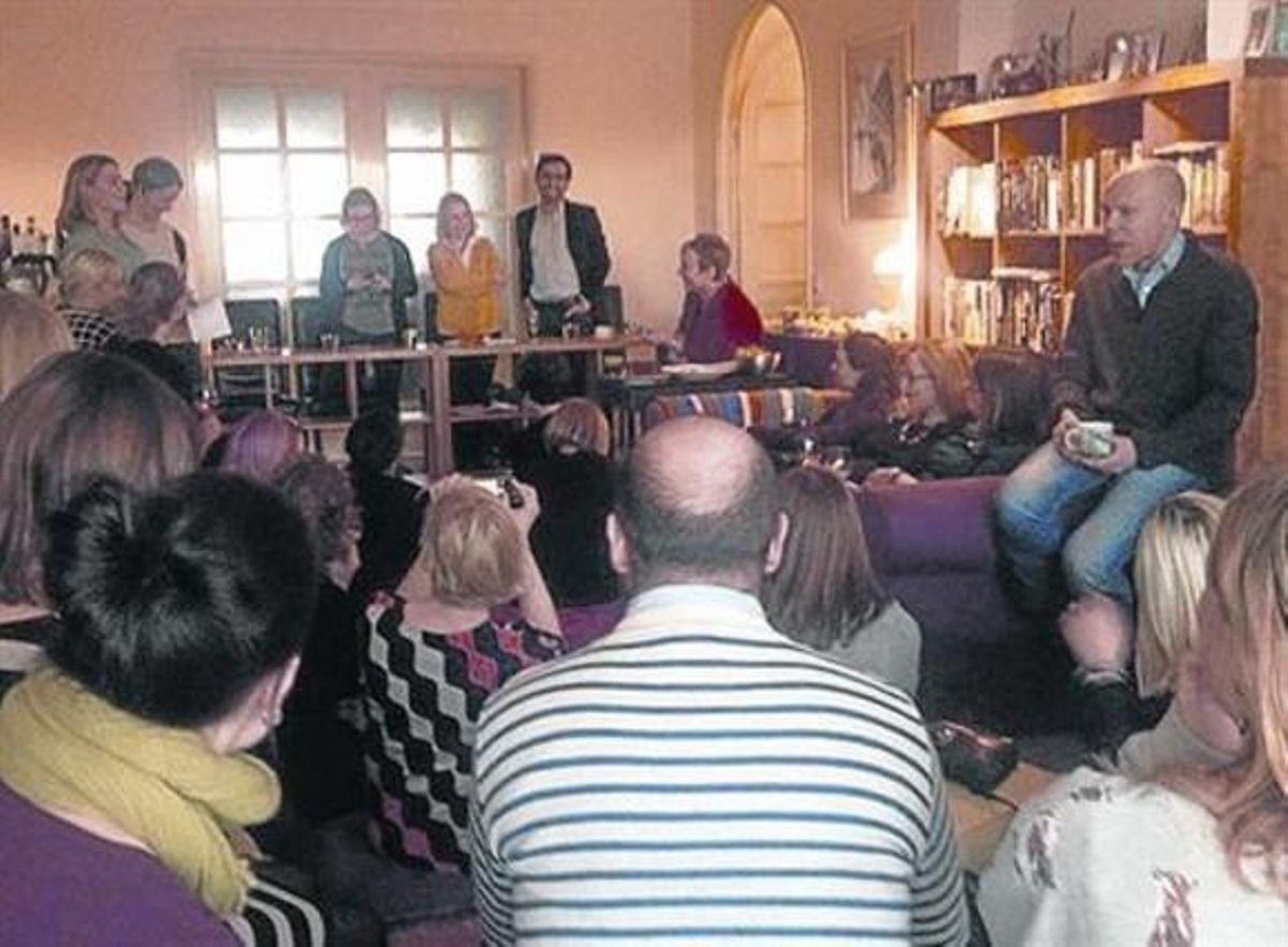 Una diputada finlandesa (de amarillo), de debate en una casa particular. Una diputada finlandesa (de amarillo), de debate en una casa particular.