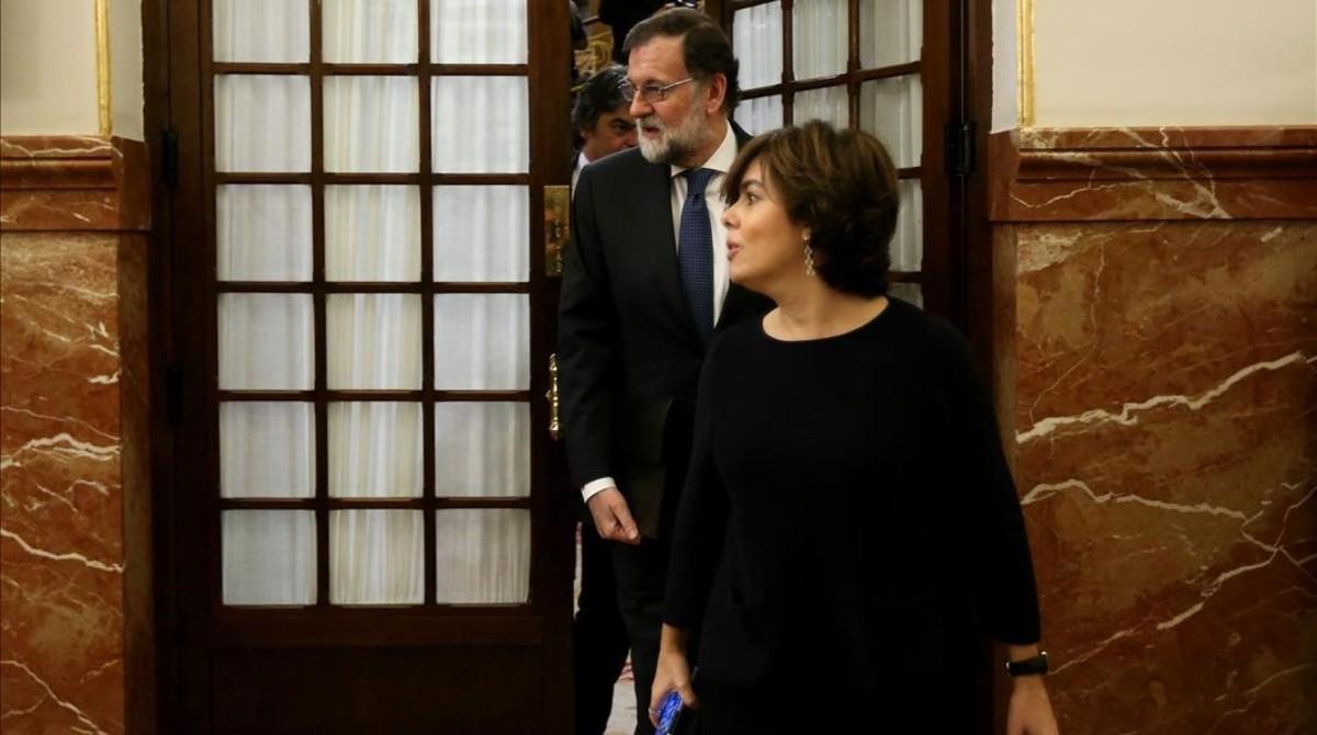 El presidente del Gobierno, Mariano Rajoy, y la vicepresidenta, Soraya Sáenz de Santamaría, este miércoles en la sesión de control al Ejecutivo. 
