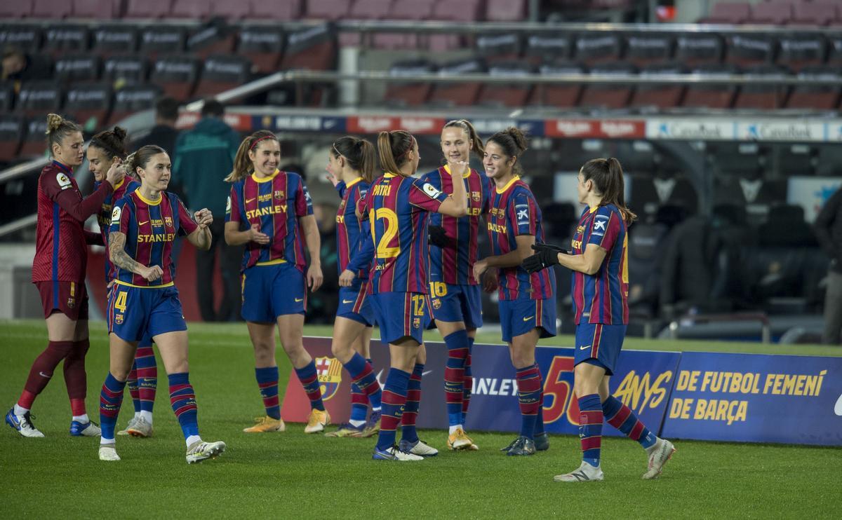 Las jugadoras del Barça se felicitan tras un gol en el reciente derbi frente al Espanyol