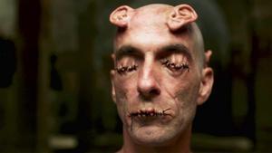 Una imagen de ’Crímenes del futuro’, de David Cronenberg.