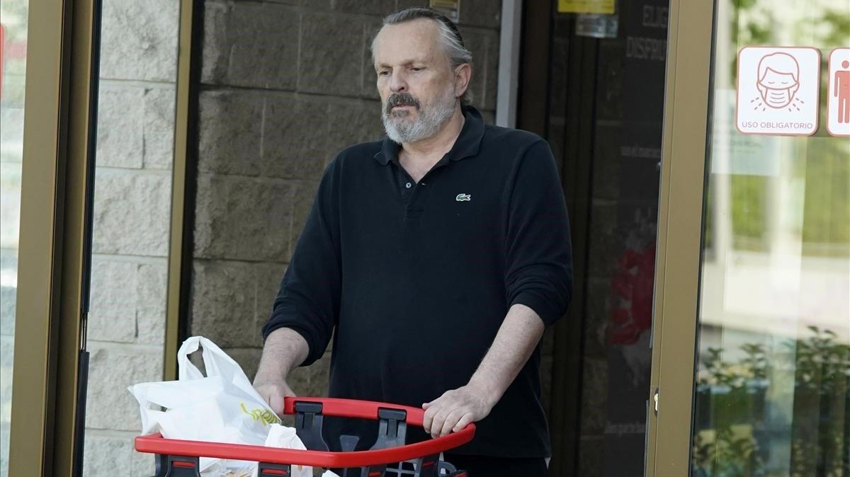 Miguel Bosé, captado mientras hacía la compra en un supermercado. Miguel Bosé, captado mientras hacía la compra en un supermercado.