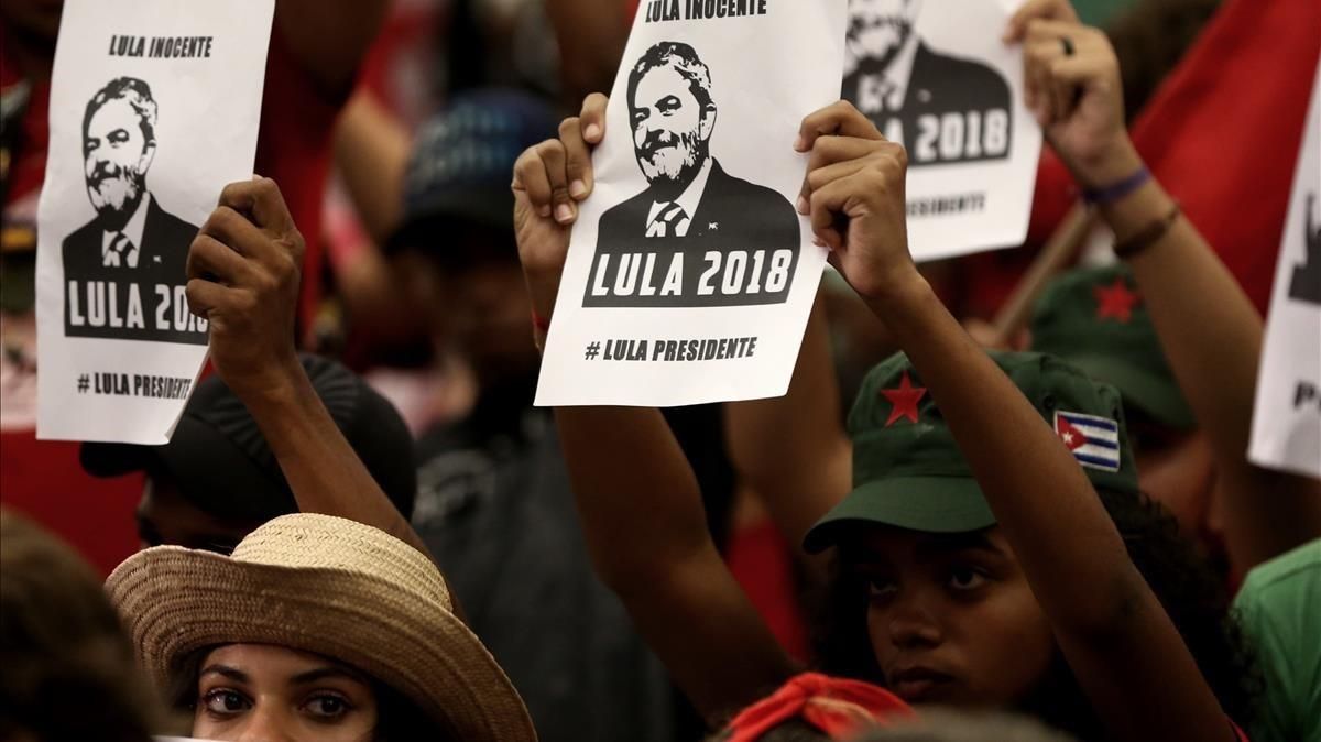 Simpatizantes de Lula da Silva en una manifestación en favor del exmandatario. Simpatizantes de Lula da Silva en una manifestación en favor del exmandatario.