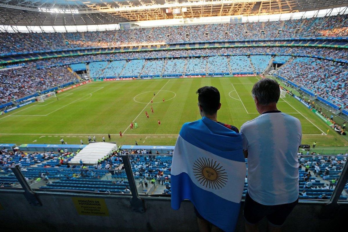 CAF1511 PORTO ALEGRE BRASIL 23 06 2019 - Aficionados de Argentina observan el partido este domingo durante el partido del Grupo B de la Copa America de Futbol 2019 entre Catar y Argentina en el Estadio Arena do Gremio de Porto Alegre Brasil EFE Juan Ignacio Roncoroni CAF1511 PORTO ALEGRE BRASIL 23 06 2019 - Aficionados de Argentina observan el partido este domingo durante el partido del Grupo B de la Copa America de Futbol 2019 entre Catar y Argentina en el Estadio Arena do Gremio de Porto Alegre Brasil EFE Juan Ignacio Roncoroni