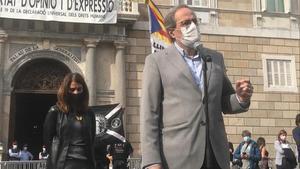 El expresidente de la Generalitat Quim Torra, con la pancarta a sus espaldas