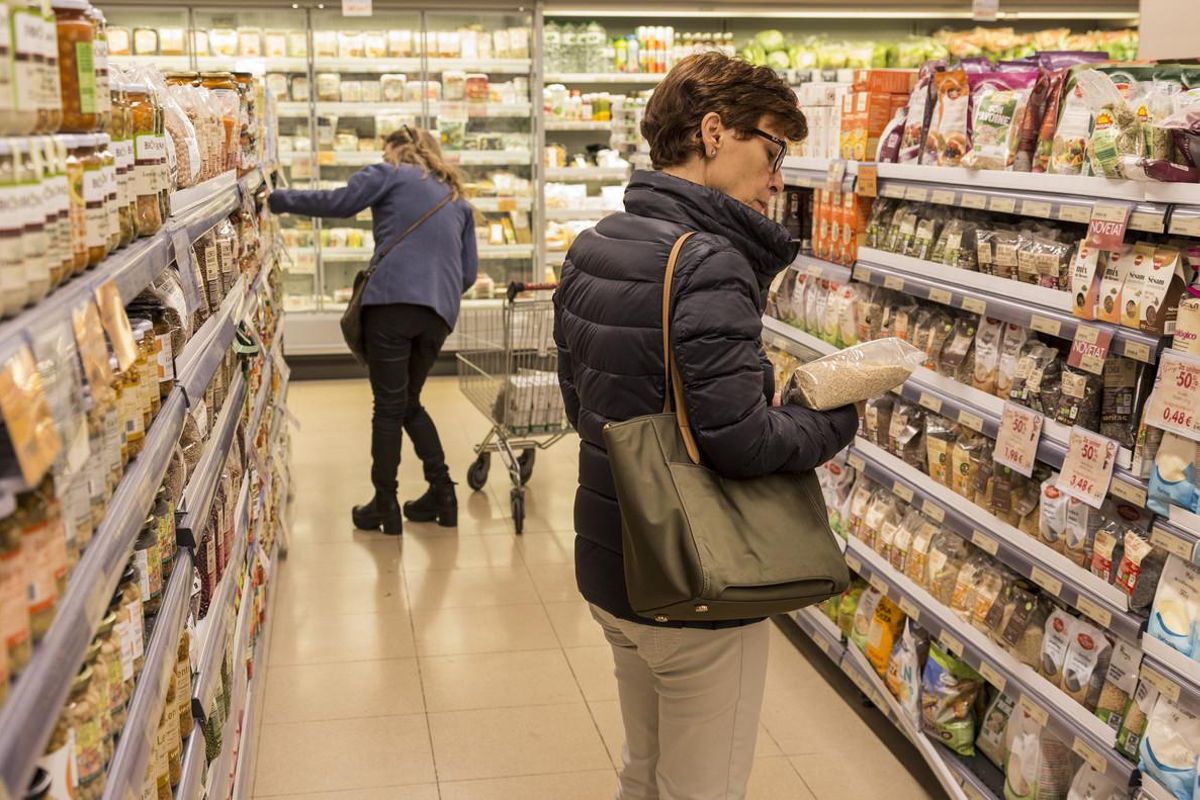 En España la confianza de consumidores y empresarios cae 1,2 puntos en el mes de marzo, acumulando un segundo descenso consecutivo. En España la confianza de consumidores y empresarios cae 1,2 puntos en el mes de marzo, acumulando un segundo descenso consecutivo.