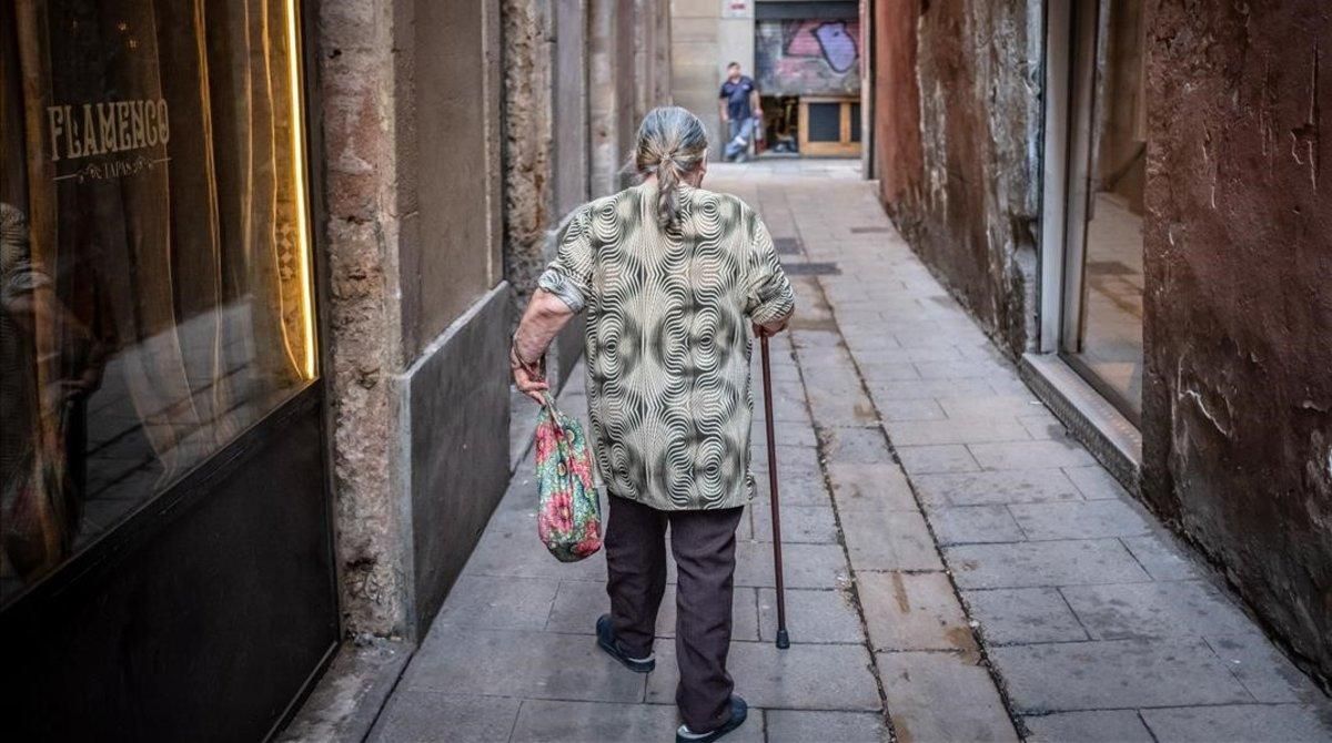 Manuela, de espaldas, en la calle de Obradors, en el Gòtic. Manuela, de espaldas, en la calle de Obradors, en el Gòtic.