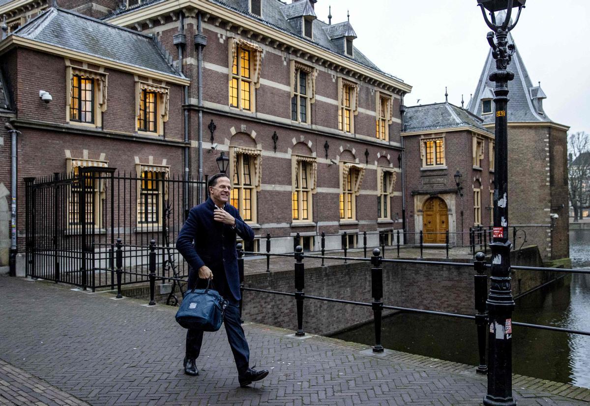 El primer ministro de los Países Bajos, Mark Rutte, se dirige este miércoles a la reunión con los partidos con los que ha llegado a un acuerdo para formar gobierno.