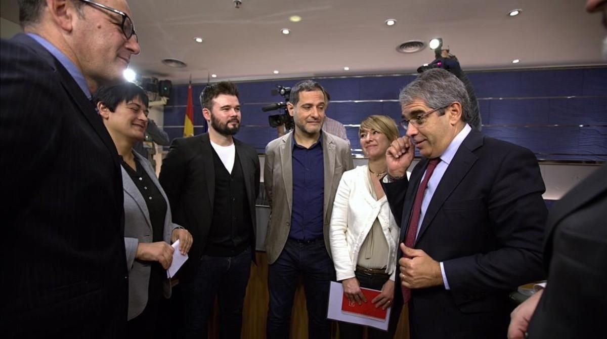 Podemos, ERC y PNV arropan a Homs con un voto particular contra su suplicatorio Podemos, ERC y PNV arropan a Homs con un voto particular contra su suplicatorio